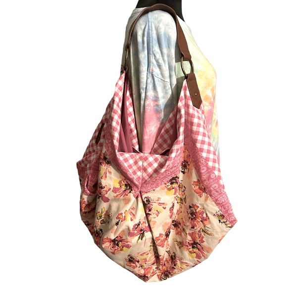 Super roomy Pioneer woman pink floral gingham tote bag. Never used. - Picture 3 of 4